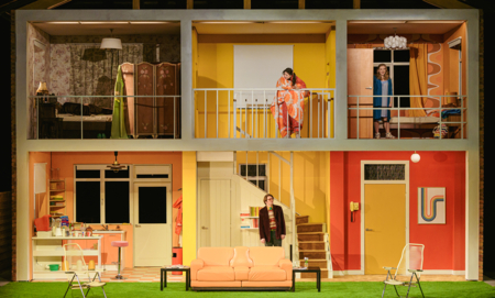 Na zdjęciu aktorzy w scenografii spektaklu Śluby panieńskie Aleksandra Fredry