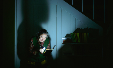 Na zdjęciu aktor w scenografii spektaklu Śluby panieńskie Aleksandra Fredry