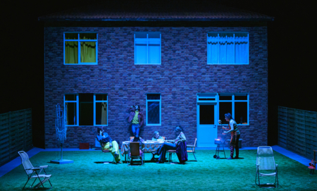 Na zdjęciu aktorzy w scenografii spektaklu Śluby panieńskie Aleksandra Fredry