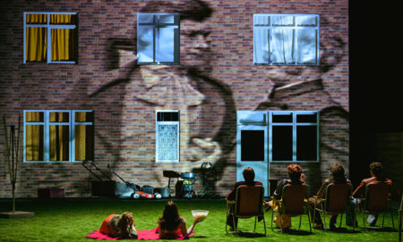 Na zdjęciu aktorzy w scenografii spektaklu Śluby panieńskie Aleksandra Fredry