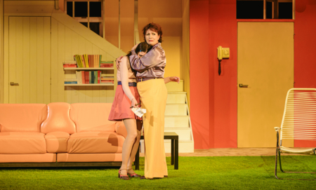 Na zdjęciu aktorzy w scenografii spektaklu Śluby panieńskie Aleksandra Fredry