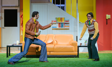 Na zdjęciu aktorzy w scenografii spektaklu Śluby panieńskie Aleksandra Fredry