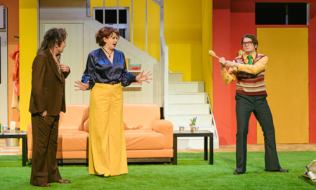 Na zdjęciu aktorzy w scenografii spektaklu Śluby panieńskie Aleksandra Fredry