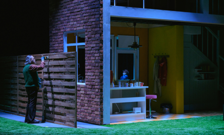 Na zdjęciu aktorzy w scenografii spektaklu Śluby panieńskie Aleksandra Fredry