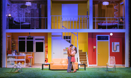 Na zdjęciu aktorzy w scenografii spektaklu Śluby panieńskie Aleksandra Fredry