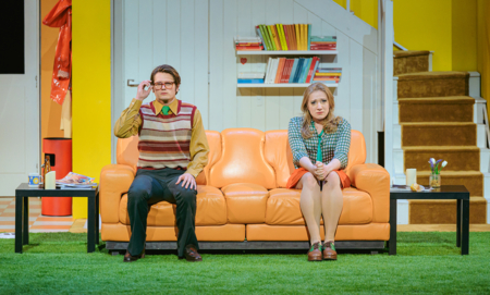 Na zdjęciu aktorzy w scenografii spektaklu Śluby panieńskie Aleksandra Fredry