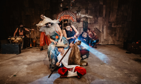 Na zdjęciu aktorzy w spektaklu Przygody Koziołka Matołka