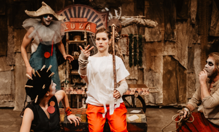 Na zdjęciu aktorzy w spektaklu Przygody Koziołka Matołka