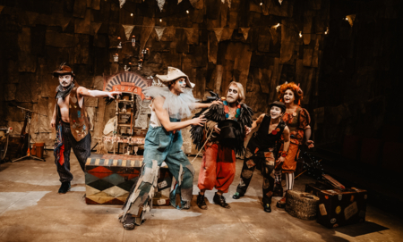 Na zdjęciu aktorzy w spektaklu Przygody Koziołka Matołka