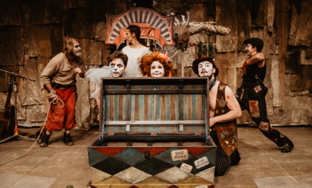 Na zdjęciu aktorzy w spektaklu Przygody Koziołka Matołka