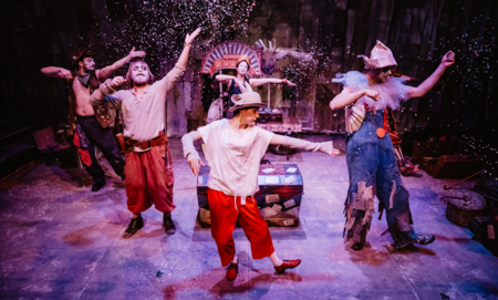 Na zdjęciu aktorzy w spektaklu Przygody Koziołka Matołka