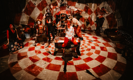 Na zdjęciu aktorzy w spektaklu Przygody Koziołka Matołka