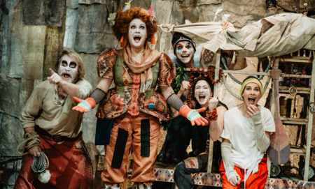 Na zdjęciu aktorzy w spektaklu Przygody Koziołka Matołka