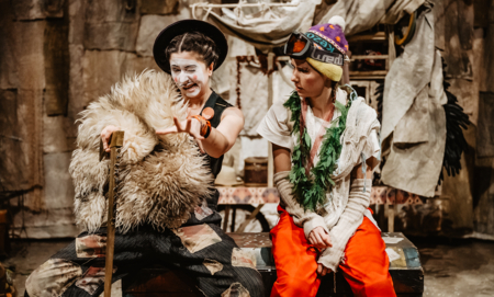 Na zdjęciu aktorzy w spektaklu Przygody Koziołka Matołka