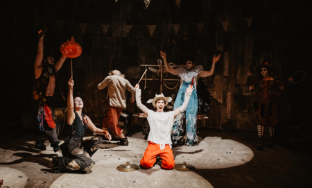 Na zdjęciu aktorzy w spektaklu Przygody Koziołka Matołka