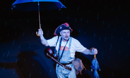 Na zdjęciu aktorzy w spektaklu Karolcia