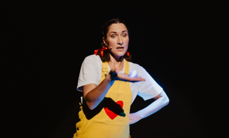 Na zdjęciu aktorzy w spektaklu Karolcia