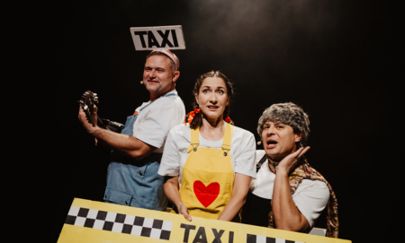 Na zdjęciu aktorzy w spektaklu Karolcia