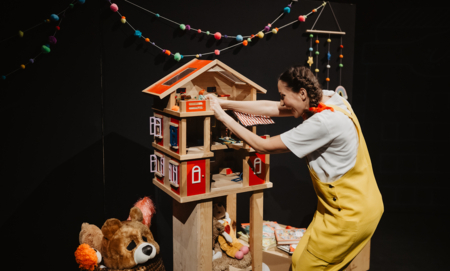 Na zdjęciu aktorzy w spektaklu Karolcia