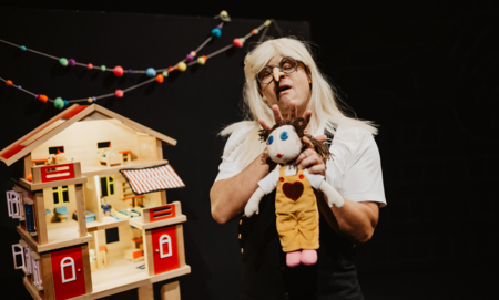 Na zdjęciu aktorzy w spektaklu Karolcia