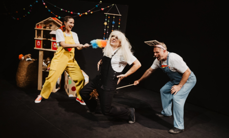 Na zdjęciu aktorzy w spektaklu Karolcia