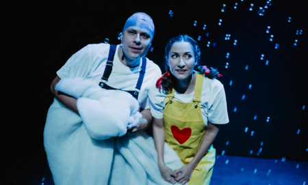 Na zdjęciu aktorzy w spektaklu Karolcia