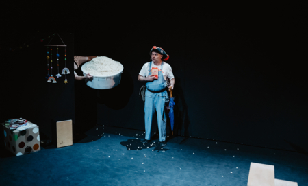 Na zdjęciu aktorzy w spektaklu Karolcia