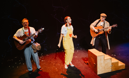 Na zdjęciu aktorzy w spektaklu Karolcia