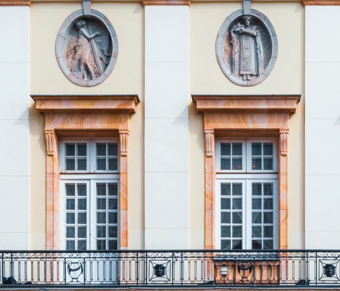 Na zdjęciu fragment frontu budynku Dużej Sceny Teatru Polskiego w Warszawie od ulicy Karasia