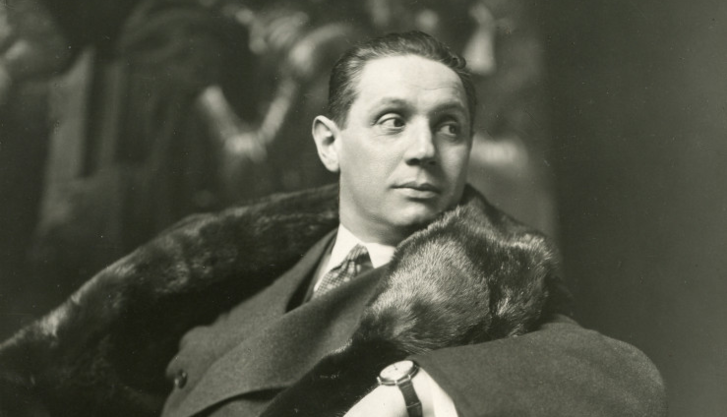 Na czarno białym zdjęciu Arnold Szyfman siedzący na fotelu około 1930 roku.