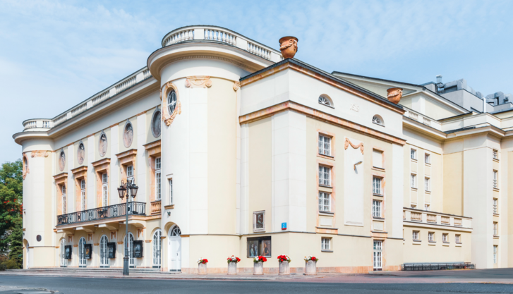 Na zdjęciu budynek Teatru Polskiego w Warszawie od ulicy Kazimierza Karasia