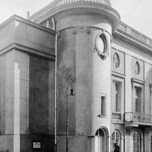 Na zdjęciu czarno białym z 1913 roku fragment budynku teatru polskiego od strony ulicy Karasia