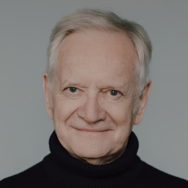 Na zdjęciu portretowym dyrektor Andrzej Seweryn