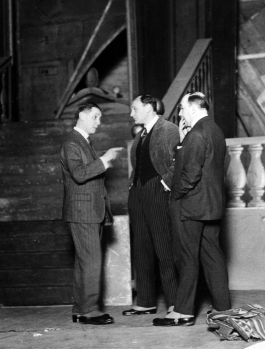 Na czarno białym zdjęciu stojący na scenie teatru Arnold Szyfman, Karol Borowski, Leon Schiller, 1926 rok.
