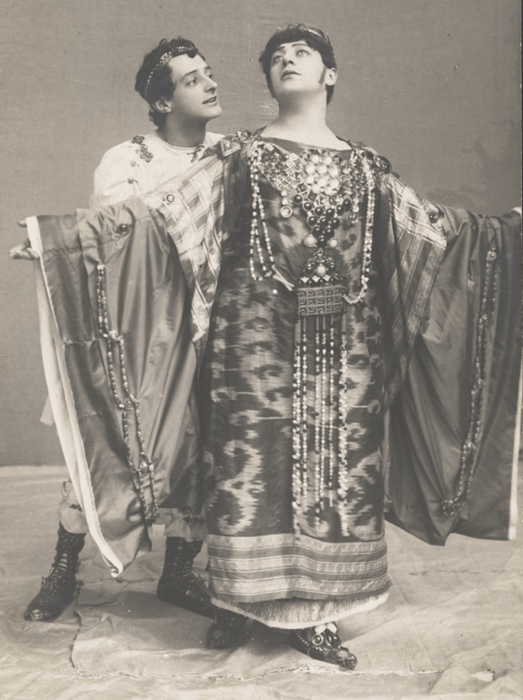 Na czarno białym zdjęciu z 1913 roku stojący aktorzy Józef Węgrzyn i Edmund Weychert w kostiumach do spektaklu Irydion