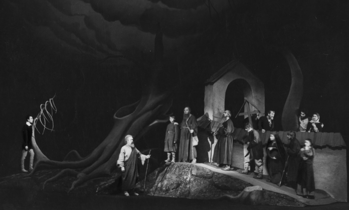 Na czarno białym zdjęciu z 1955 roku aktorzy Ignacy Gogolewski, Wojciech Brydziński w kostiumach do spektaklu Dziady stoją na scenie