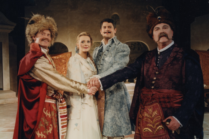 Na zdjęciu aktorzy Daniel Olbrychski, Izabella Bukowska, Piotr Bąk, Ignacy Gogolewski w kostiumach do spektaklu Zemsta stoją na scenie