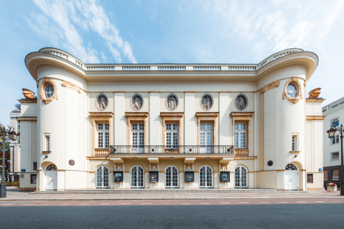 Na zdjęciu budynek Teatru Polskiego od strony ulicy Karasia.