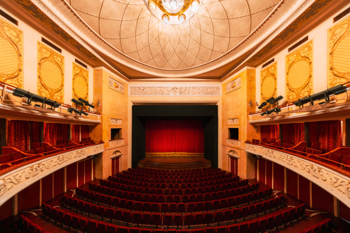 Na zdjęciu widownia oraz kurtyna dużej sceny Teatru Polskiego