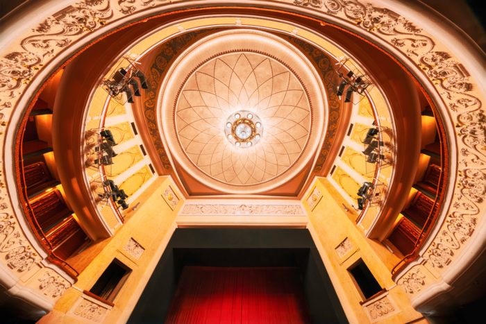 Na zdjęciu loże, kurtyna oraz żyrandol nad widownią dużej sceny Teatru Polskiego