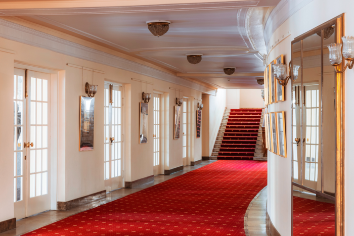 Na zdjęciu foyer przy wejściu na dużą scenę Teatru Polskiego w Warszawie