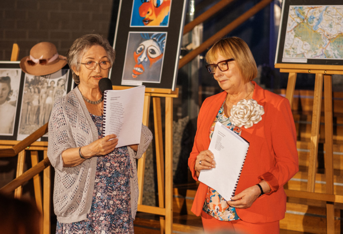 Na zdjęciu seniorki podczas warsztatów edukacyjnych w teatrze