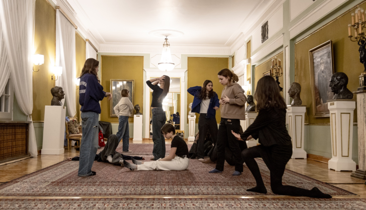 na zdjęciu młodzież podczas warsztatów edukacyjnych we foyer dużej sceny teatru polskiego